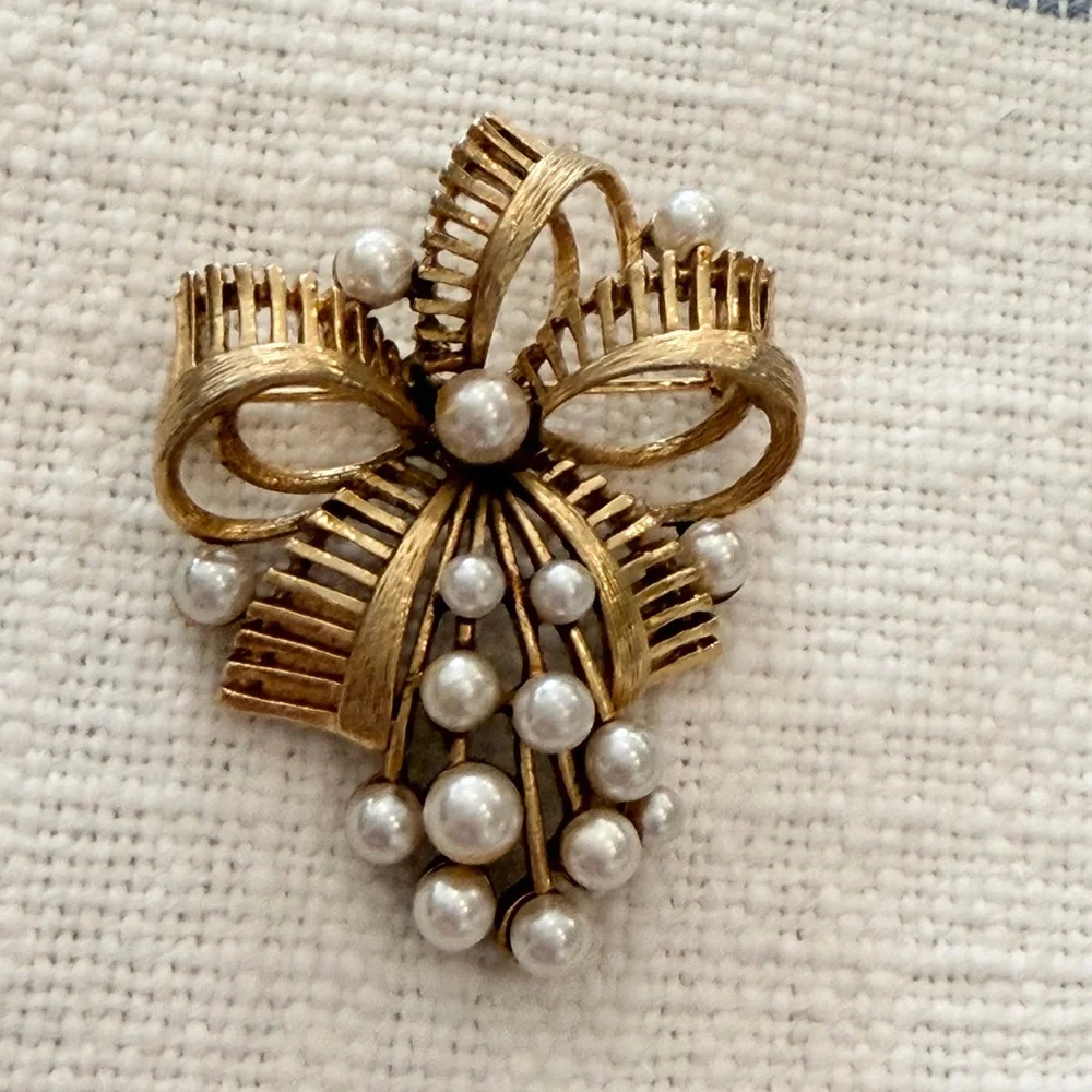 Vintage 60’s Lisner Bow Brooch. Gold Tone | Pearl Cluster | Stamped | EUC